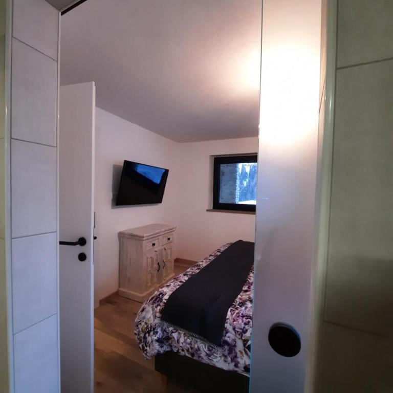Haus Fien - Zimmer mit Kingsize-Bett und Gartenblick. - 3