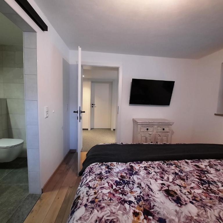 Haus Fien - Zimmer mit Kingsize-Bett und Gartenblick. - 4
