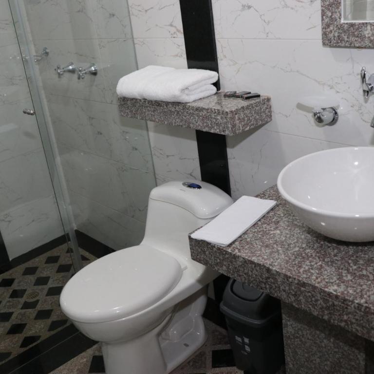 Hotel Castellana Group - Habitación Cuádruple con baño privado - 4