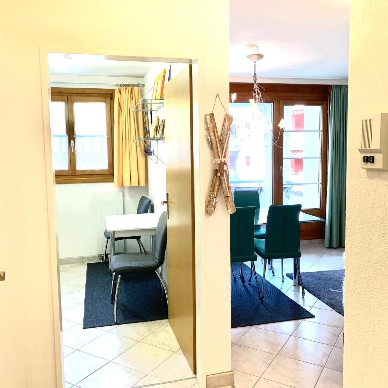 Holiday Apartment Gian - close to the Kongresshaus, the ice hockey stadium, cross-country skiing, the Eau-la-la indoor pool and wellness, large supermarket, 2 bus stops, with an indoor garage and fully equipped - Apartment mit 1 Schlafzimmer - 36