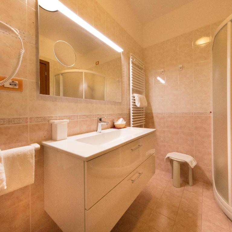 Hotel Residence Villa Beatrice - Camera Matrimoniale/Doppia con Letti Singoli con Vista Lago. - 9