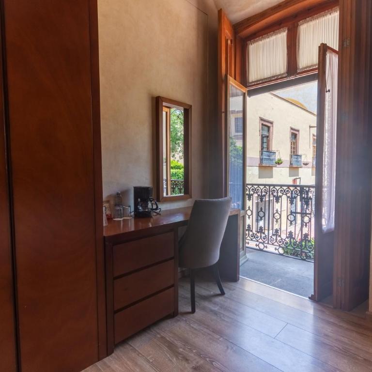 Hotel Madero - Twin Room with Balcony - 11