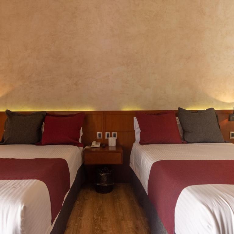 Hotel Madero - Twin Room with Balcony - 10