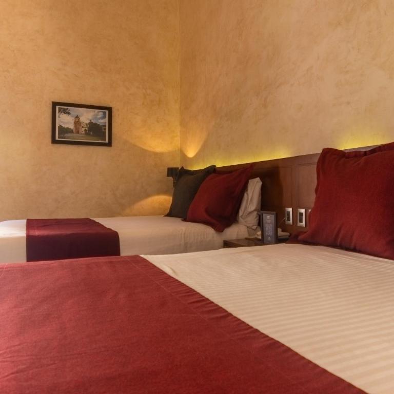 Hotel Madero - Twin Room with Balcony - 13