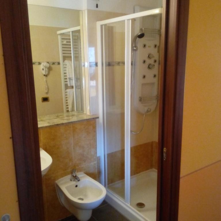 Hotel Azalea - Camera Superior Matrimoniale/Doppia con Letti Singoli con Vista Lago - 10