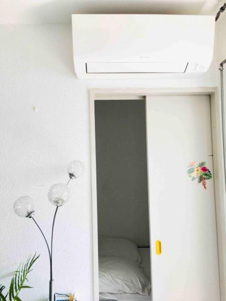 studio cosy et moderne au couchant situé 150m de la plage -avec PARKING GRATUIT PRIVE - 25m2 - climatisé - balcon - wifi gratuit - Apartment mit 1 Schlafzimmer - 9