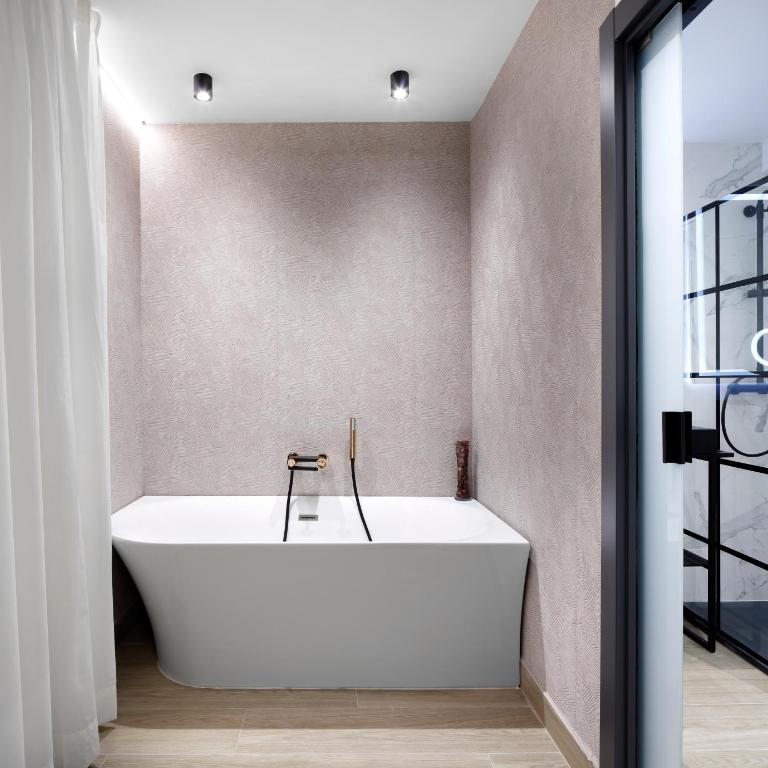 Pension Ama Bilbao - Habitación Doble Deluxe con bañera - 2
