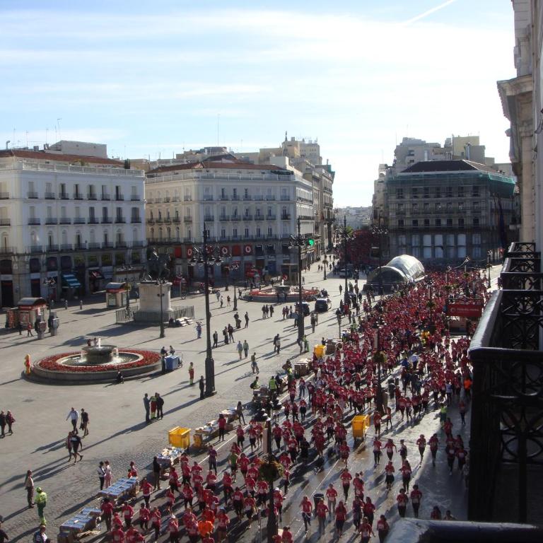 Hostal Riesco - Habitación Cuádruple con vistas a la Puerta del Sol - 3