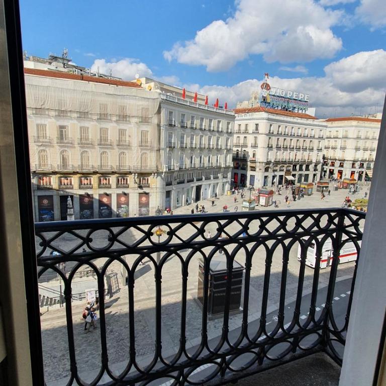 Hostal Riesco - Habitación Triple con vistas a la Puerta del Sol - 4