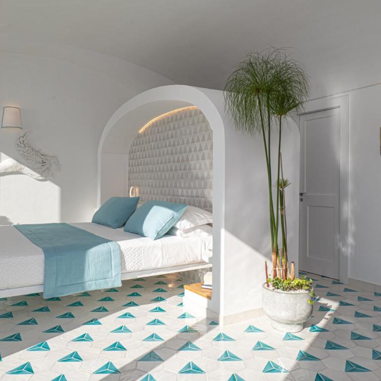 Petrea Lifestyle Suites - Deluxe Double Room with Balcony and Sea View - 3