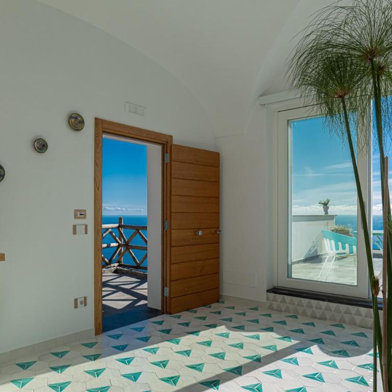Petrea Lifestyle Suites - Deluxe Double Room with Balcony and Sea View - 2
