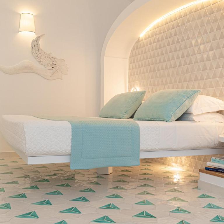 Petrea Lifestyle Suites - Deluxe Double Room with Balcony and Sea View - 6
