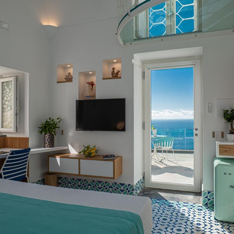 Petrea Lifestyle Suites - Deluxe Double Room with Balcony and Sea View - 10