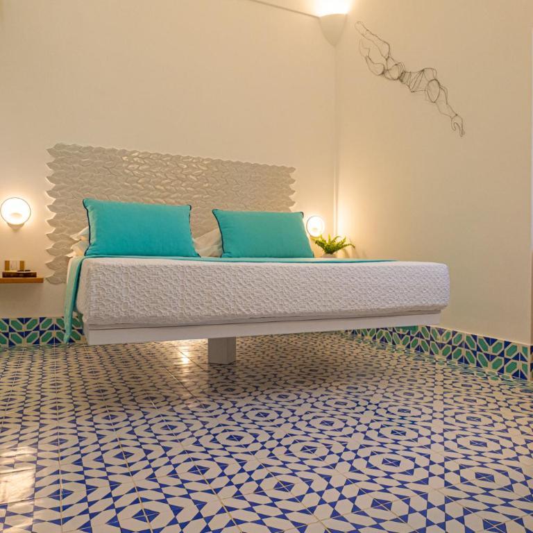 Petrea Lifestyle Suites - Deluxe Double Room with Balcony and Sea View - 3