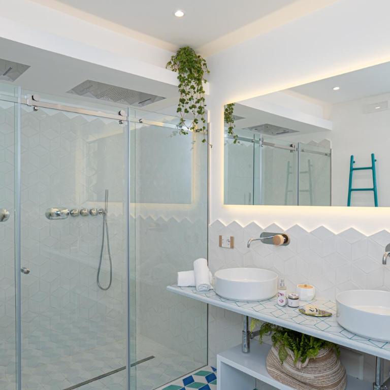Petrea Lifestyle Suites - Deluxe Double Room with Balcony and Sea View - 1