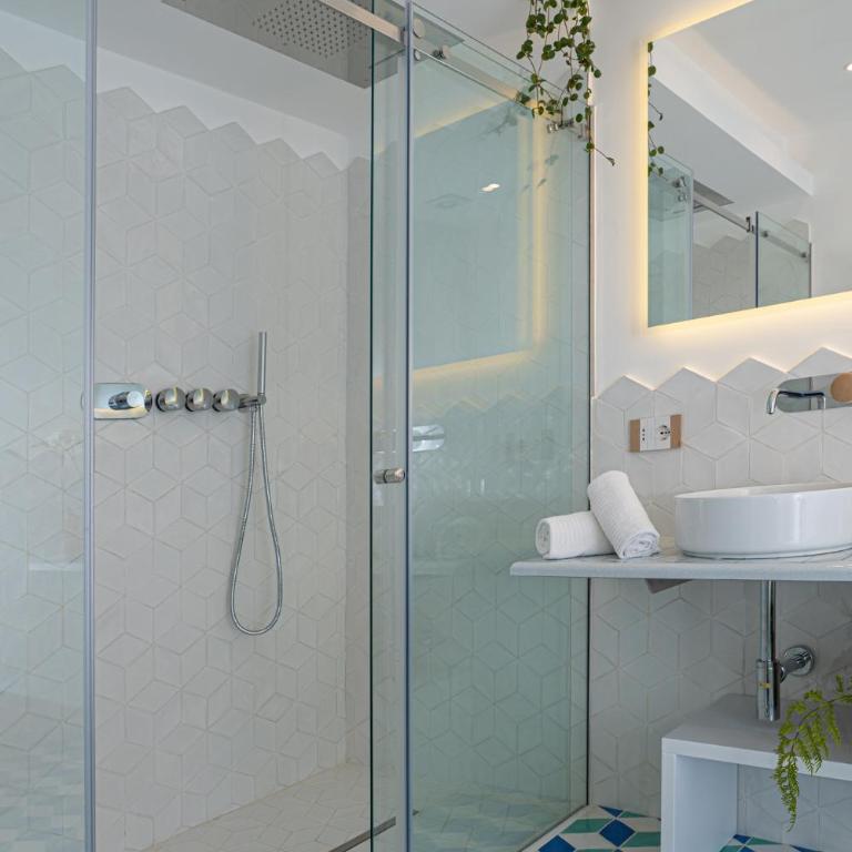 Petrea Lifestyle Suites - Deluxe Double Room with Balcony and Sea View - 11