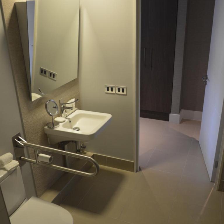 Radisson Hotel Curico - King Studio Suite - Disability Access/Non-Smoking - 3