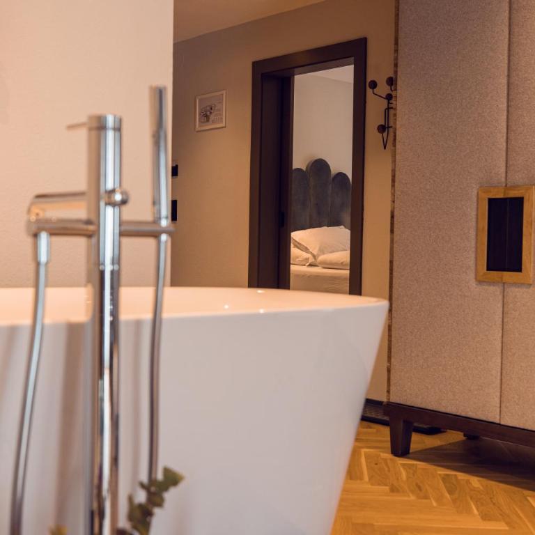 Alpine Hideaway ZILLERTALERHOF - 4 Sterne Superior - Klassische Suite - 6