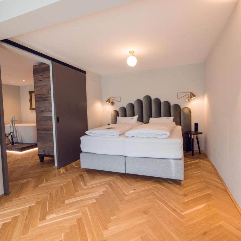 Alpine Hideaway ZILLERTALERHOF - 4 Sterne Superior - Klassische Suite - 1