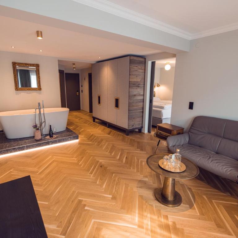 Alpine Hideaway ZILLERTALERHOF - 4 Sterne Superior - Klassische Suite - 2