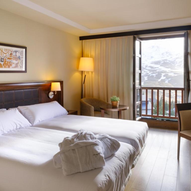 SNÖ Aragon Hills - Dreibettzimmer mit Bergblick - 1
