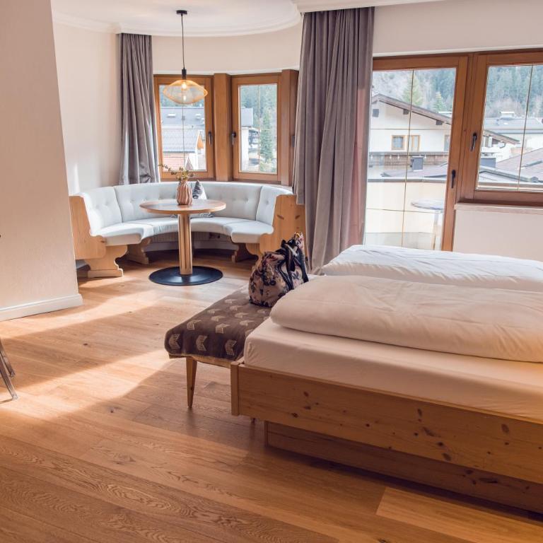 Alpine Hideaway ZILLERTALERHOF - 4 Sterne Superior - Deluxe Doppelzimmer - 2