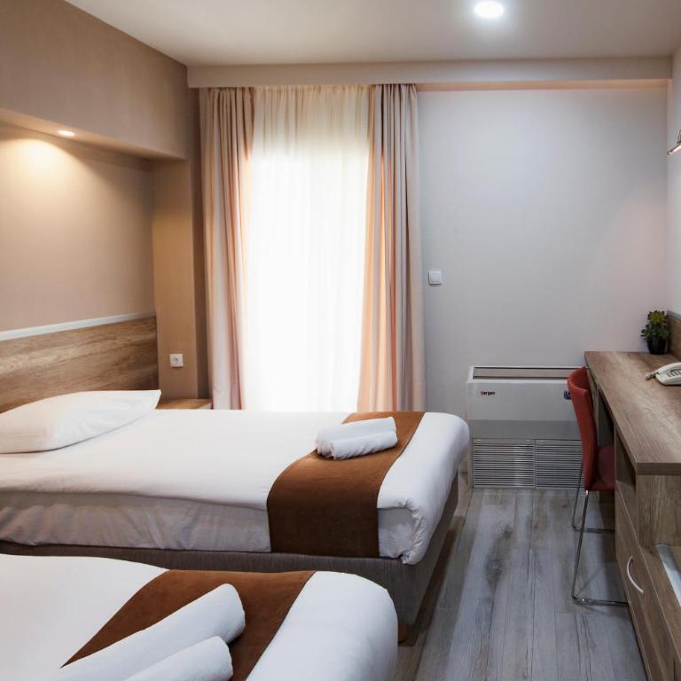 Hotel Junior - Deluxe Double or Twin Room - 1