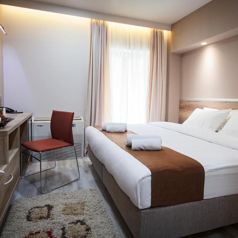 Hotel Junior - Deluxe Double or Twin Room - 4