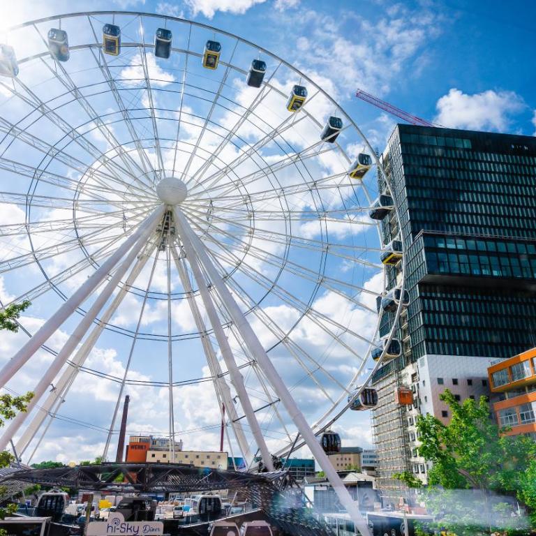 gambino hotel WERKSVIERTEL - Zimmer mit Queensize-Bett und Blick auf das Riesenrad - 4
