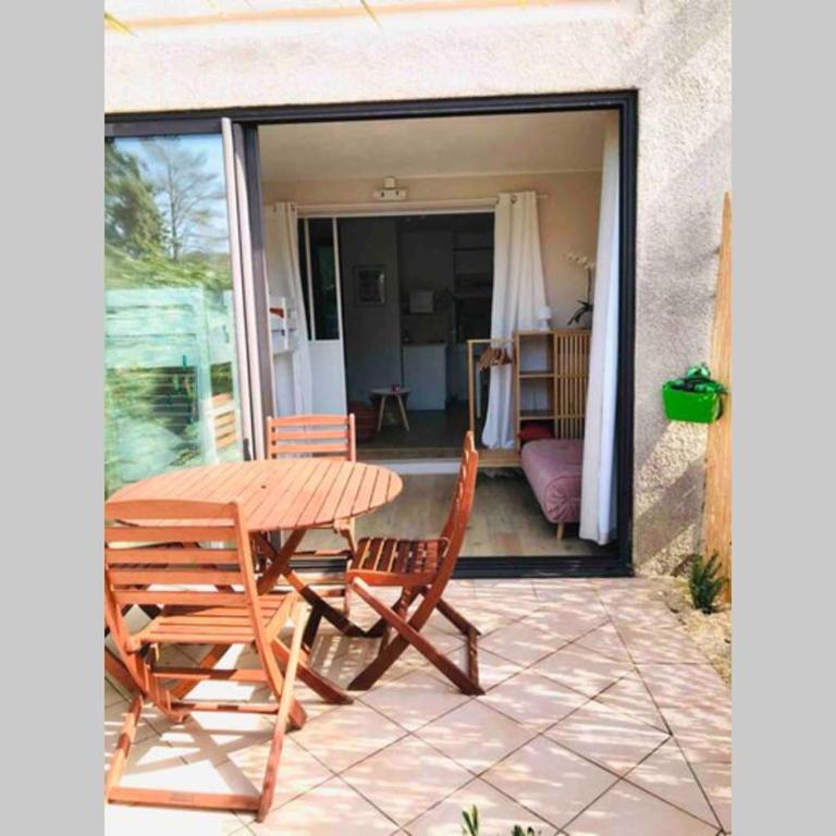 La petite Pinède Studio climatisé 400m de la plage - Studio - 24