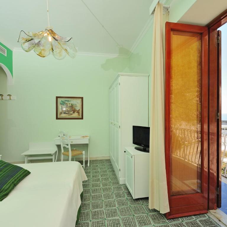 Hotel La Bussola - Camera Matrimoniale/Doppia con Letti Singoli con Vista Mare Parziale - 11