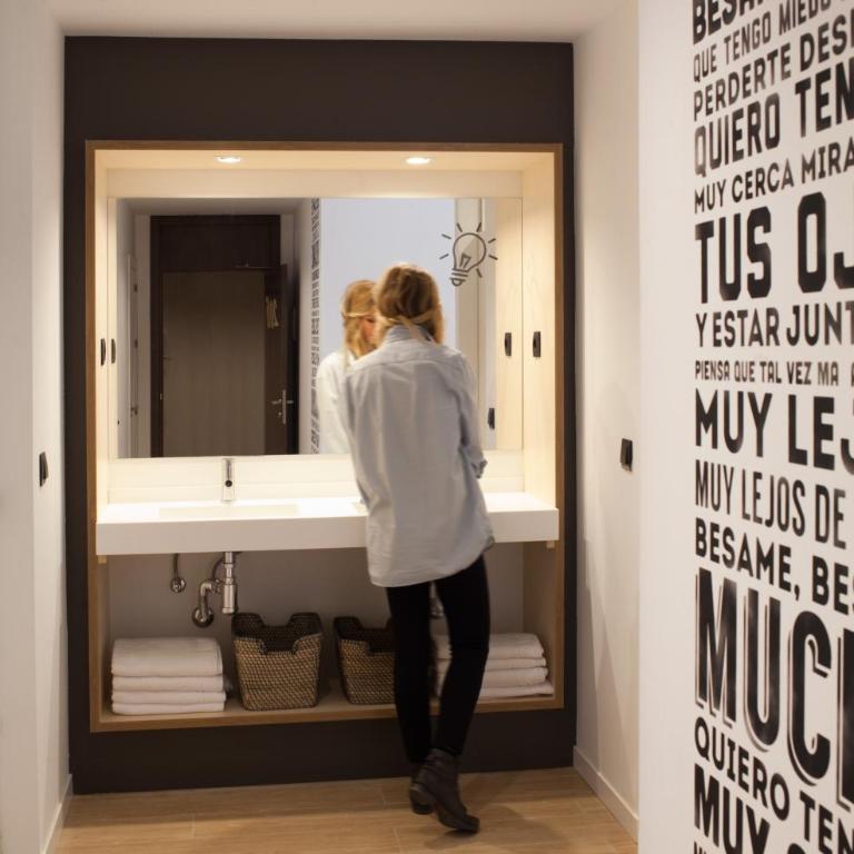 TOC Hostel Barcelona - Bed in 6-Bed Mixed Dormitory Room - 9