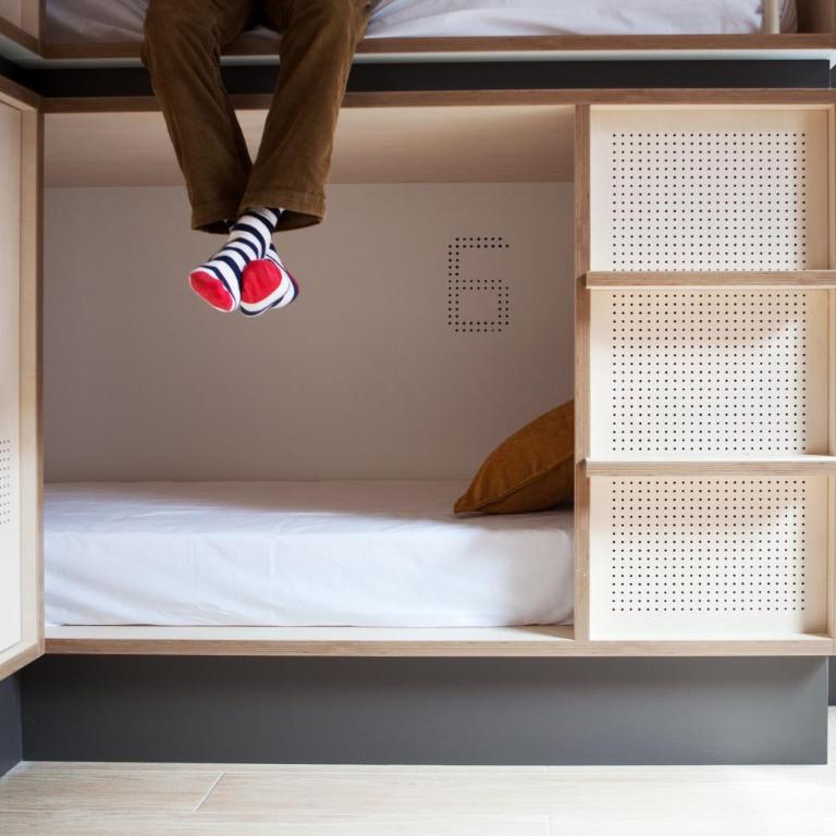 TOC Hostel Barcelona - Bed in 6-Bed Mixed Dormitory Room - 5