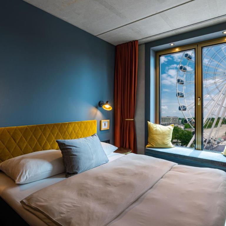 gambino hotel WERKSVIERTEL - Zimmer mit Queensize-Bett und Blick auf das Riesenrad - 1