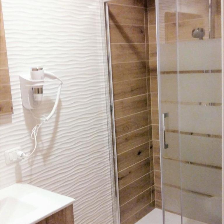 Pisa City Lodge - Triple Room with Private Bathroom - 9