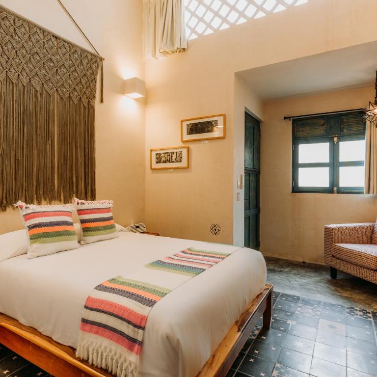 Waye Valladolid Centro - Sustainable, Authentic Experiences & Pet Friendly Boutique Hotel - Deluxe Room with Balcony, Air Conditioning and Private Bathroom - 1