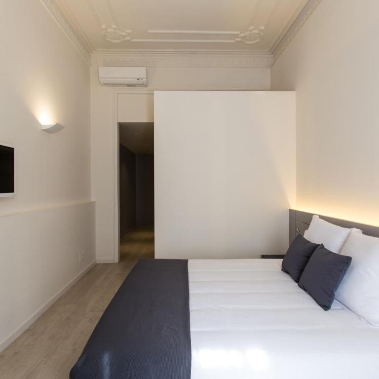 Izaila Plaza Catalunya - Double or Twin Room with Balcony and City View - 6