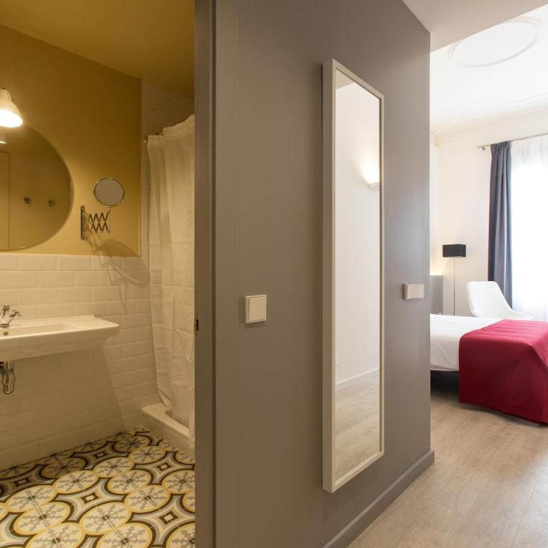 Izaila Plaza Catalunya - Double or Twin Room with Balcony and City View - 9