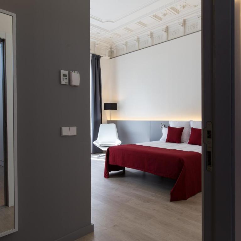 Izaila Plaza Catalunya - Double or Twin Room with Balcony and City View - 13