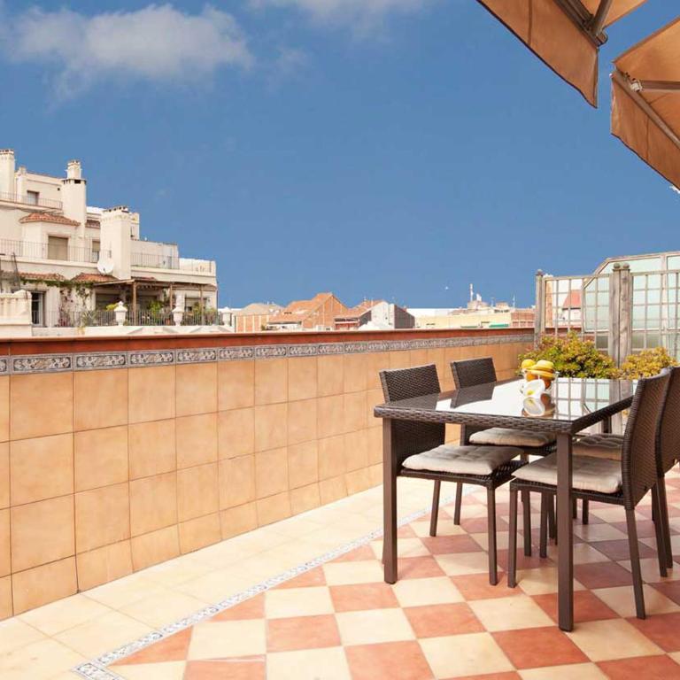 LetsGo Sagrada Familia Penthouse - Two-Bedroom Apartment with Terrace - 26