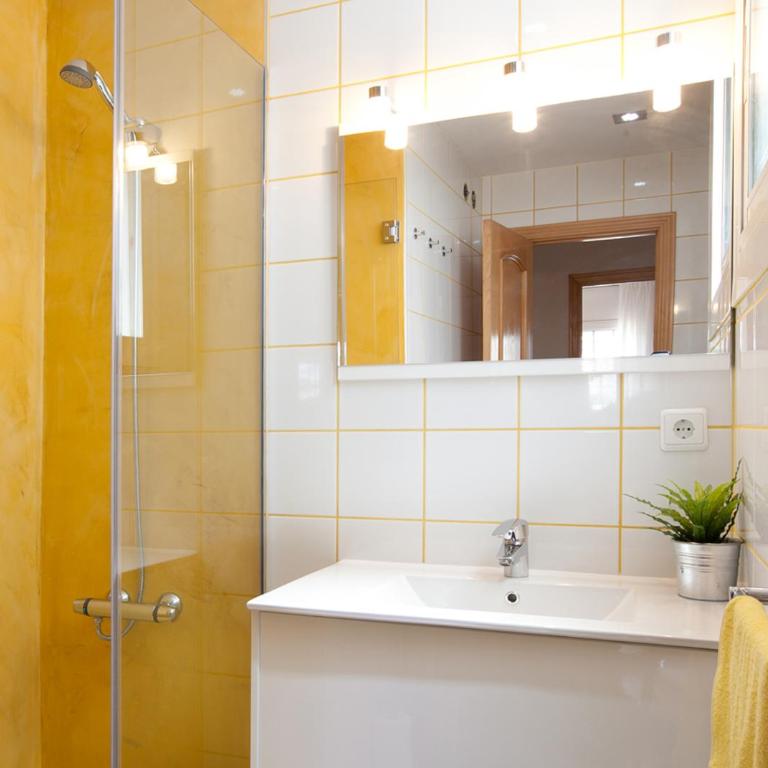LetsGo Sagrada Familia Penthouse - Two-Bedroom Apartment with Terrace - 36