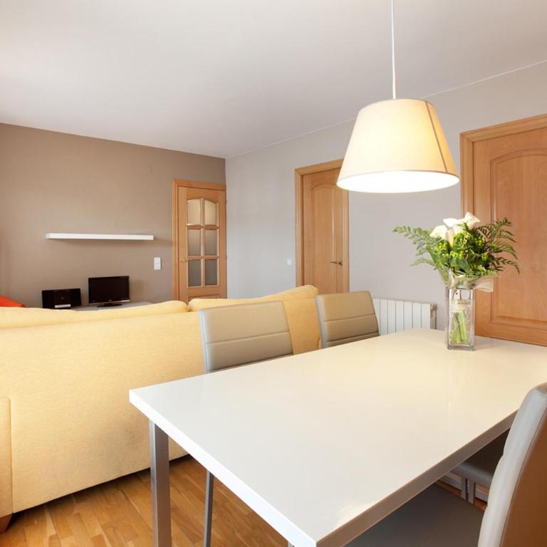 LetsGo Sagrada Familia Penthouse - Two-Bedroom Apartment with Terrace - 42
