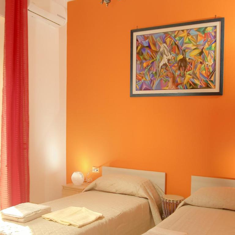 B&B Bibliotechina - Camera Matrimoniale/Doppia con Letti Singoli con Bagno Privato e Balcone - 1