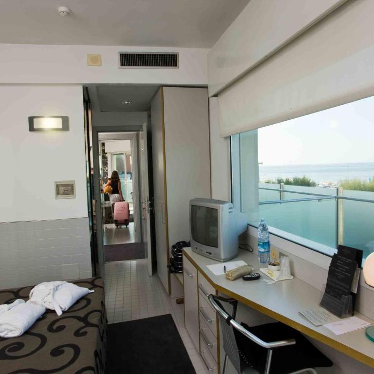 Hotel Michelangelo - Standard Double or Twin Room with Sea View - 2