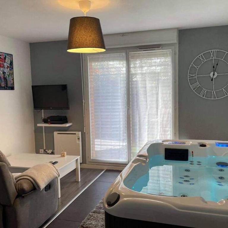 Joli T2, jacuzzi, lit rond, jardin, parking privé, métro - One-Bedroom Apartment - 6