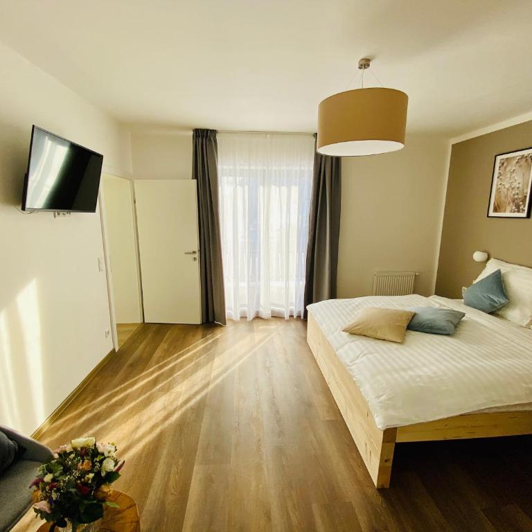 Haus Stadler - Self Check-in - Doppelzimmer mit Balkon - 3