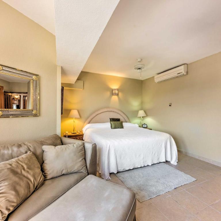 Condo in Plaza Nautica < 1 Mile to The Arch! - Apartamento - 13