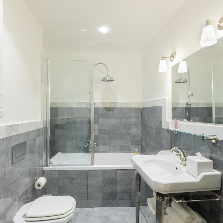 Amabilia Florence - Deluxe Double or Twin Room with Spa Bath - 2