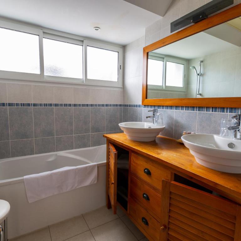 Le Diana Hôtel & Spa - Suite Junior avec Vue Latérale sur la Mer - 3