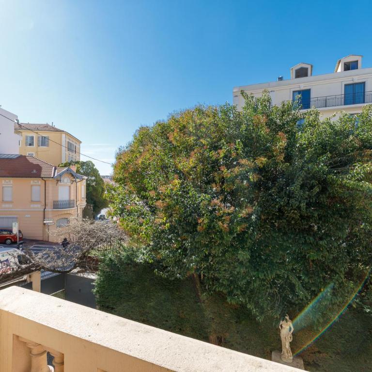 Beautiful Modern 4 Bedroom Apartment in Contemporary Villa with AC Balcony and Free Parking - Appartement - Vue sur Jardin - 17